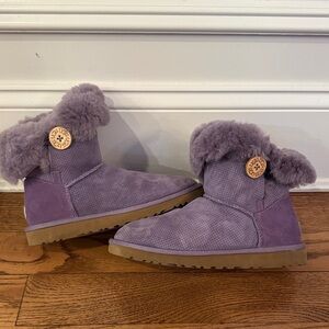 UGG boots. Purple / Lavender Suede Sheepskin Fur-Lined